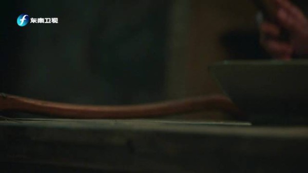 封大脚带村民收麦穗烧麦秸