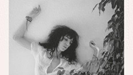 帕蒂·史密斯推出全新回忆录，关于精神成长和身份认同的沉思