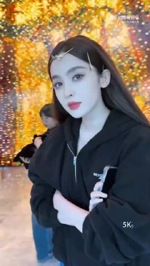 娜扎随意夹发夹美如精灵，镜头靠近引心动