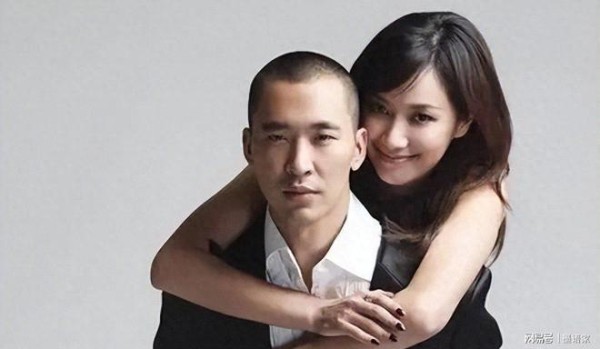 徐静蕾美国超市现身,黄立行白发相伴,15年恋爱长跑不婚也幸福