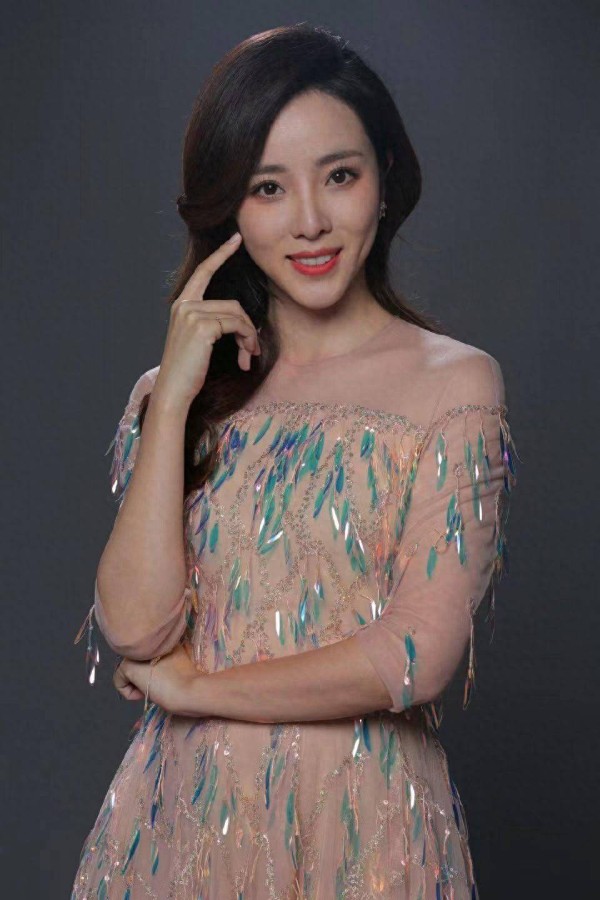 李思思：不嫁富豪嫁初恋，3年生两子，37岁从央视辞职，后悔了吗