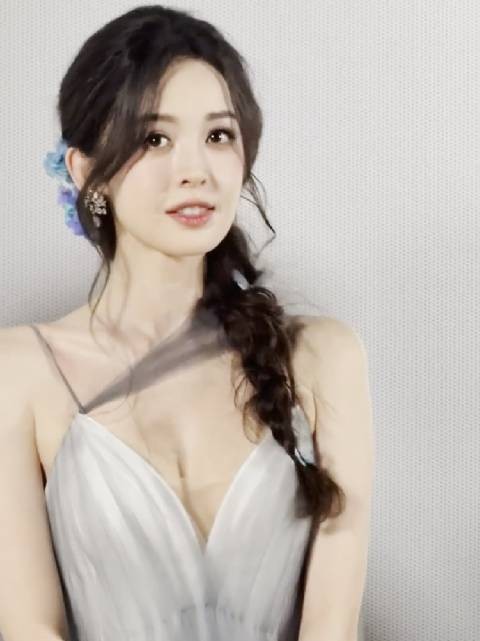 娜扎的神仙颜值感受下,她穿这个吊带裙真的是太养眼了