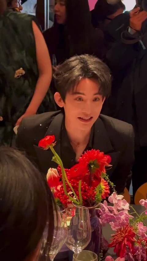 常华森出席LA MER新春家宴,怼脸生视频引关注