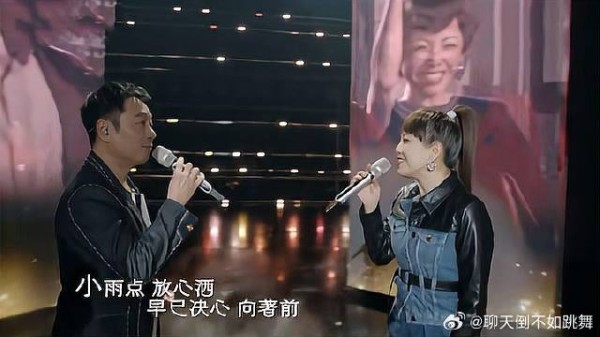 邓萃雯黎耀祥合唱《漫步人生路》，惊艳全场满满回忆！