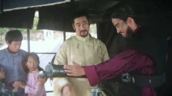 黑心军火商为了推销加特林，竟将无辜村民当成活靶子