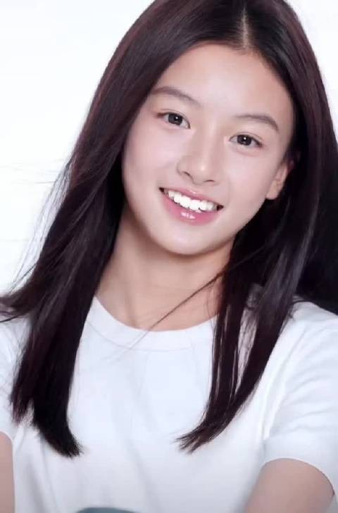 此前视频爆的七七签公司了,她的公式照也爆出来了,看着很漂亮灵动啊!