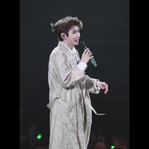 王源演出遭粉丝起哄脱外套，幽默应对显亲近