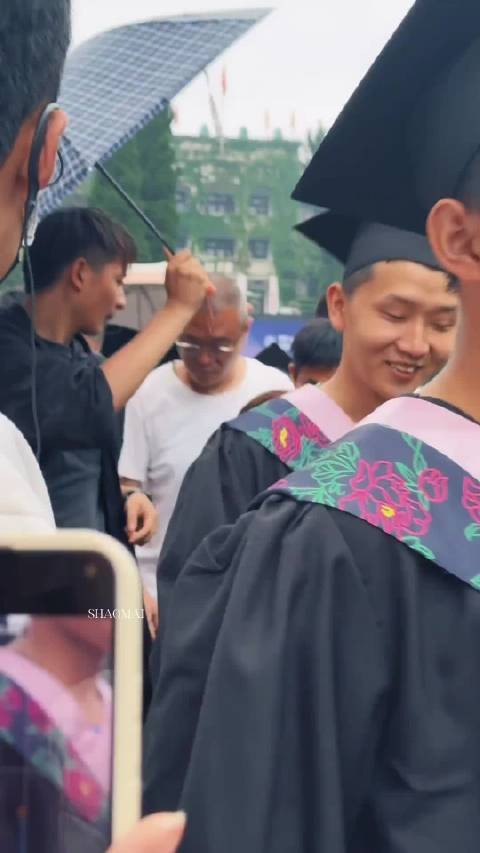 白敬亭真的太男大感了，反正我喜欢这类型的男生！