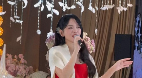42岁上海女星现身婚礼现场唱歌，曾因商演自卑，网友：靠自己努力赚钱不丢人！