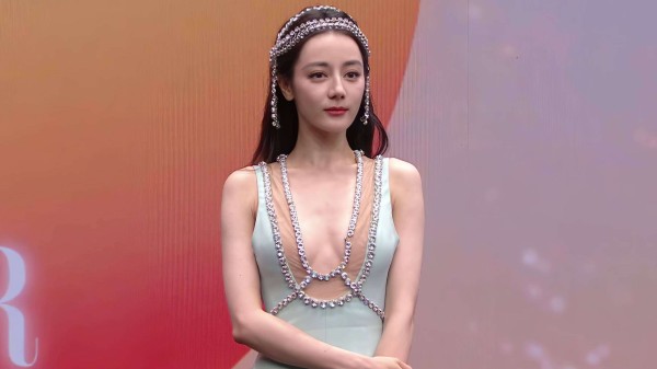 迪丽热巴走哪捂哪太做作？看到她红毯礼服滑落瞬间，网友吵翻了