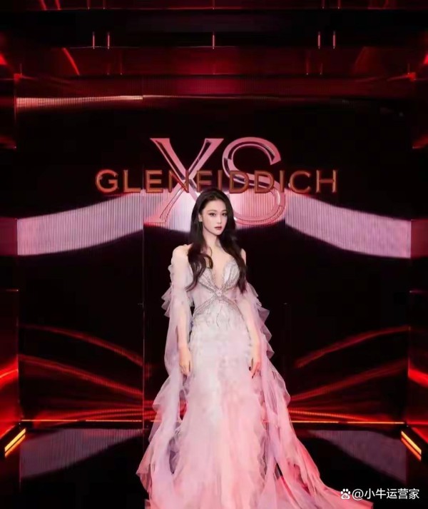 张馨予威士忌发布会杀疯了！透视长裙美到窒息，婚后状态嫩成20+