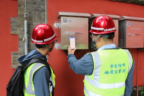 工作人員對監測設備自動採集數據進行校對。受訪者供圖