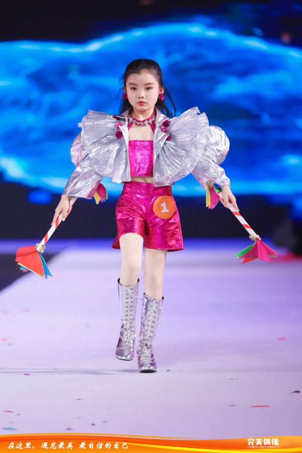 网红童模塞雅Saya荣获2026完美偶像明星超模盛典网络人气亚军,时尚影响力再获认可