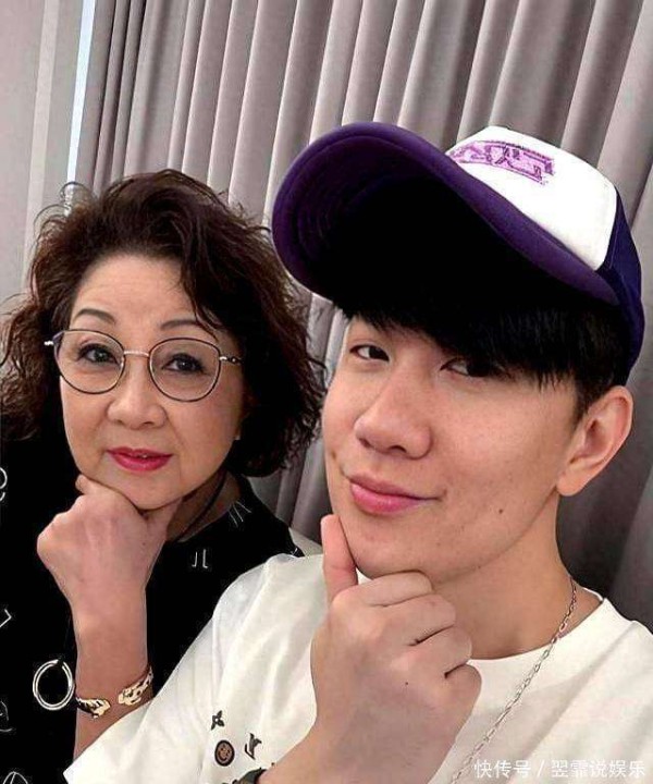 林俊杰官宣恋情!对方是小他21岁的网红七七,原来才子喜欢小甜甜