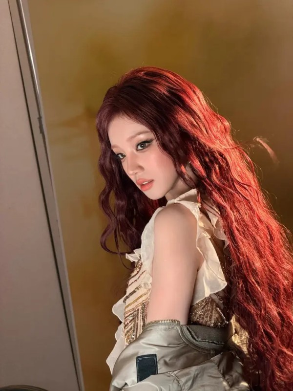 红色波浪发 | 以强烈的红色头发和大胆的妆容展现的野性气场 /照片=伍基 Instagram