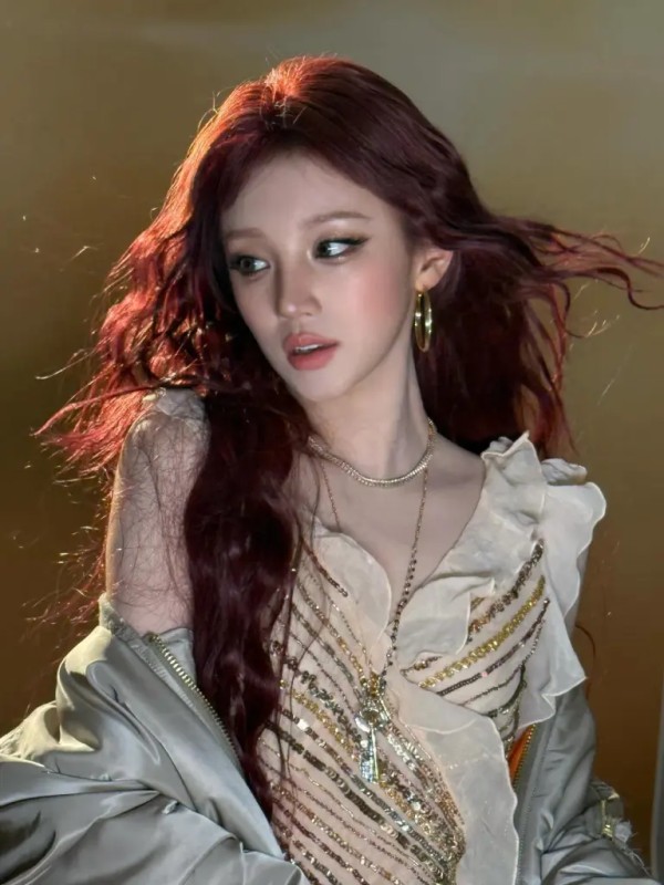 金色亮片 & 荷边 | 华丽的金色细节与浪漫的荷边相结合，完成独特的混搭造型 /照片=伍基 Instagram