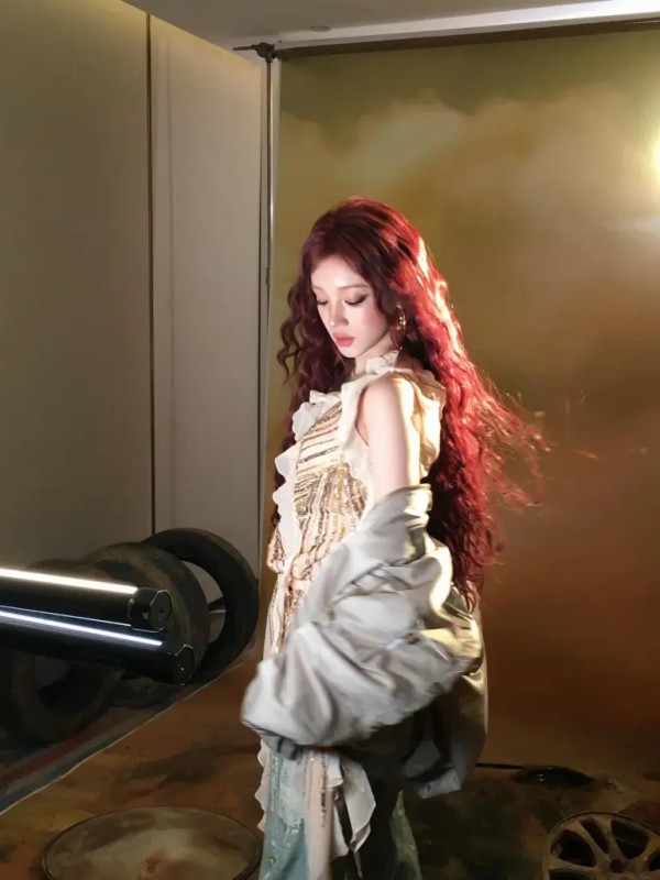 复古叠穿 | 通过搭配飞行员夹克与亮片上衣完成的梦幻而粗犷的视觉 /照片=伍基 Instagram