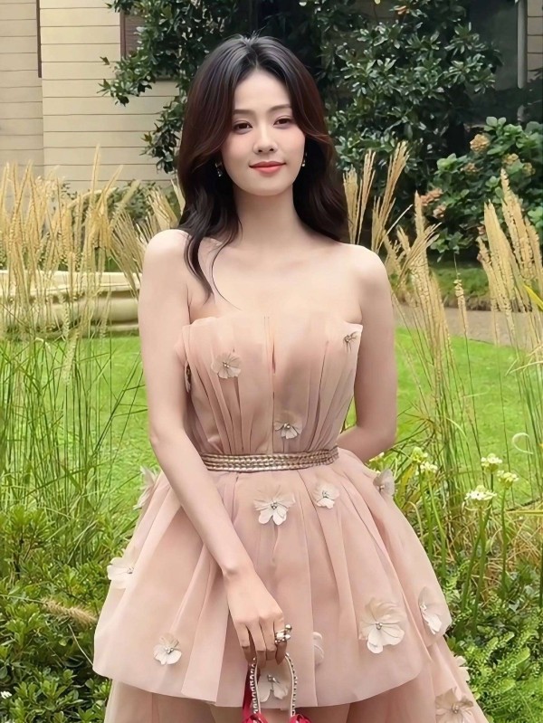 白鹿米兰时装周造型翻车！抹胸裙下滑露副乳，精修图VS生图差距太大