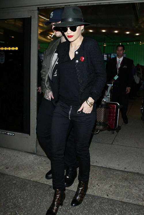 欧美明星街拍 黑色毛衣最时尚