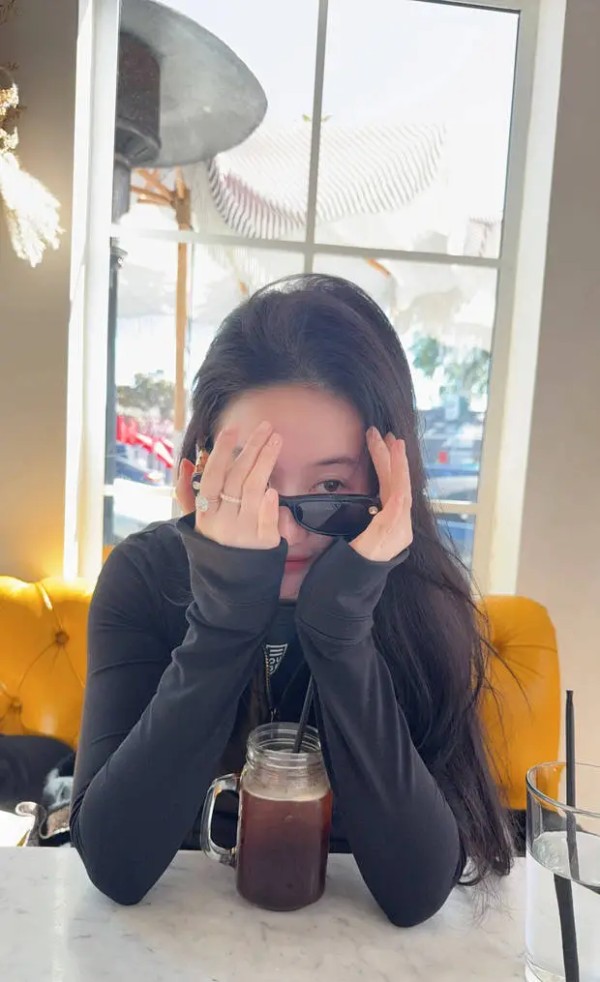 刘亦菲表情灵动俏皮。