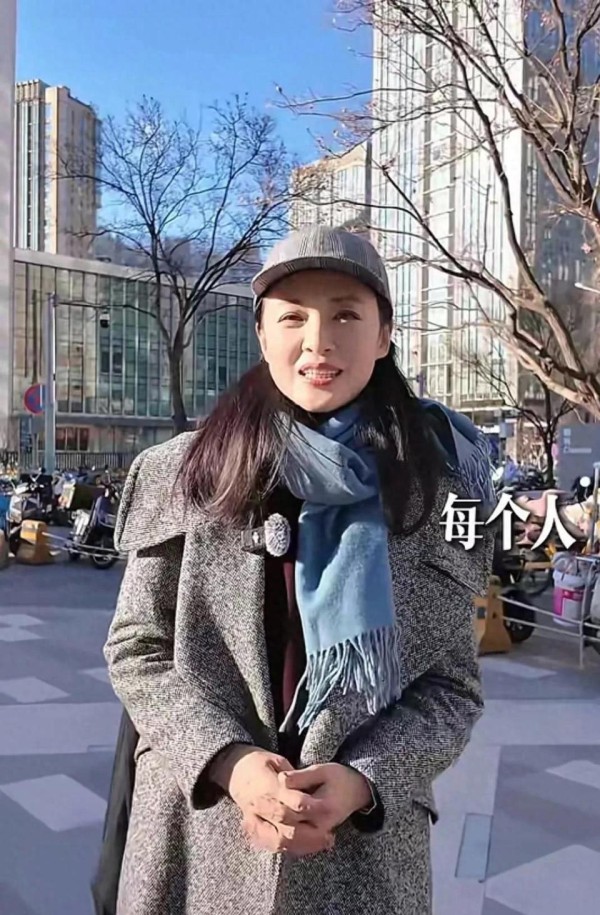 57岁周涛冬日穿搭:大衣+蓝围巾+阔腿裤,减龄又保暖,嫩得像30岁
