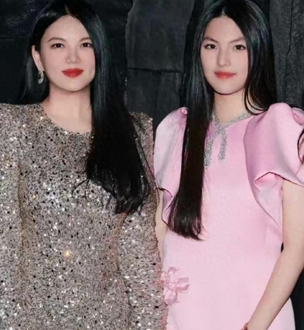 王岳伦送女返校!16岁王诗龄眼前一亮,终于不再穿的像个40岁妇女