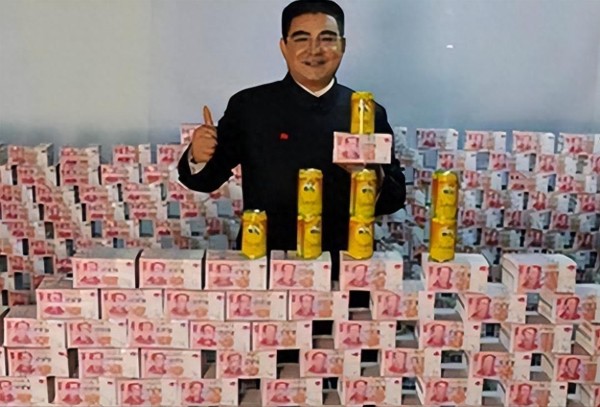 他用现金堆成山,高调捐款40亿后“消失”,如今却低调在家种地?