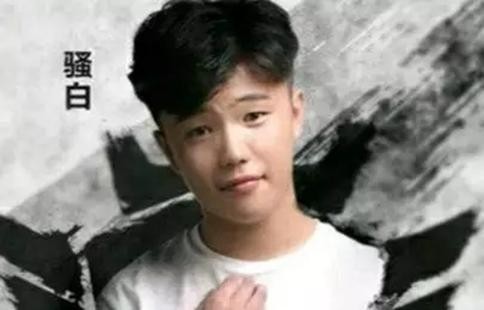 骚白直播为什么不露脸?骚白签约斗鱼首日关注破200万露脸照曝光