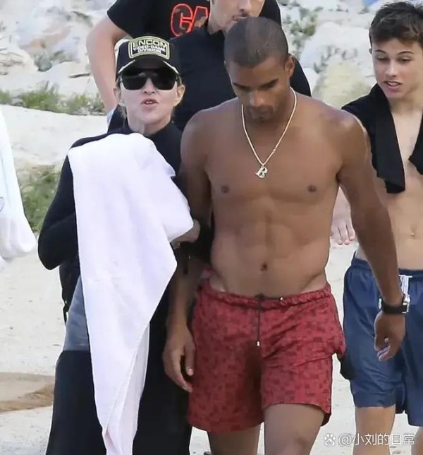 12年前,章子怡和以色列富豪男...@小刘的日常的动态