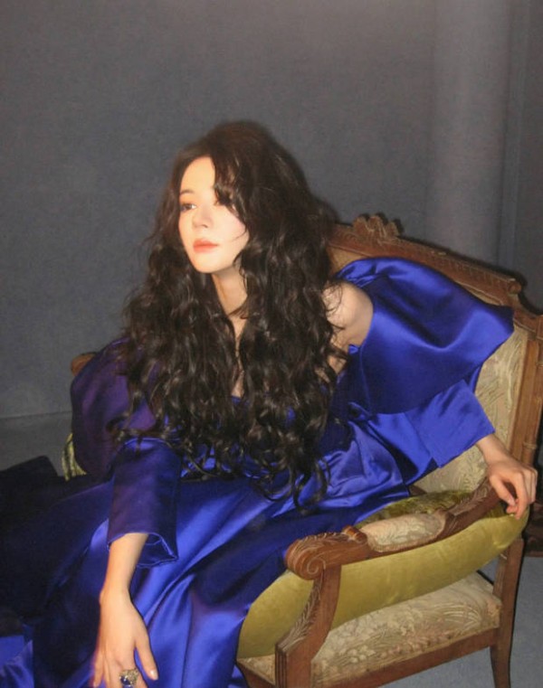 迪丽热巴港风造型释出 宝蓝长裙配卷发明艳动人