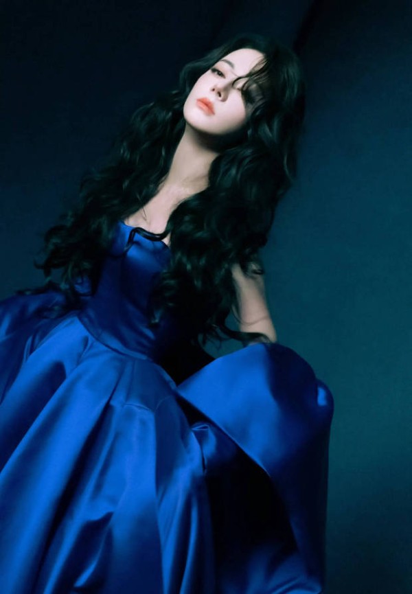 热巴皮肤白皙。