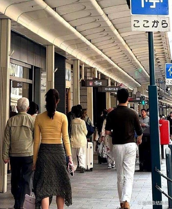 与刘亦菲干爹分手后，32岁杨采钰的真面目出人意料