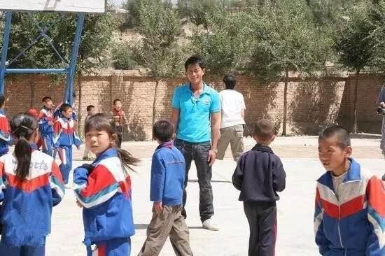 娱乐圈做慈善最多的十大明星, 第四位让人诧异, 第一位最低调