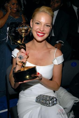 组图:获奖明星庆功会上开心秀奖杯表现各不同