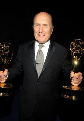 组图:获奖明星庆功会上开心秀奖杯表现各不同