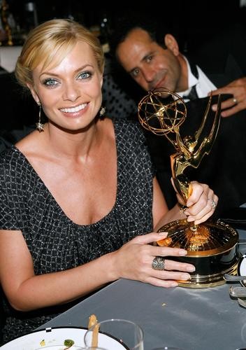 组图:获奖明星庆功会上开心秀奖杯表现各不同