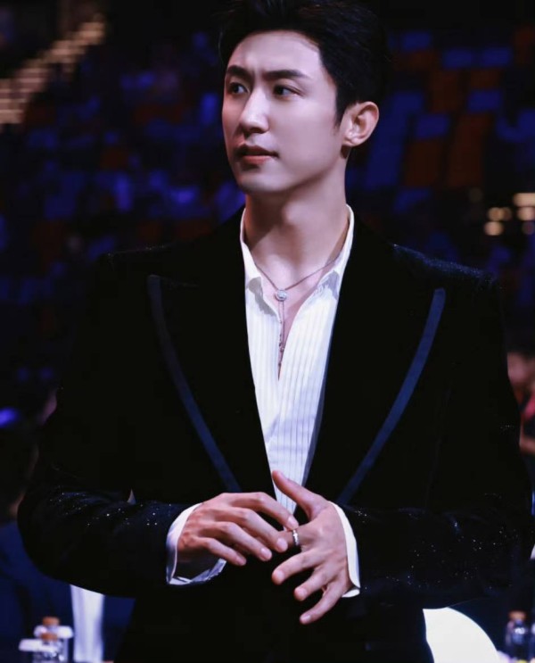 庆功宴唯一素颜明星是黄景瑜！别人营业他干饭，松弛感赢麻了