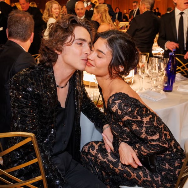 年末大盘点:真人秀女王凯莉·詹娜与流量小生甜茶的地下恋情全记录