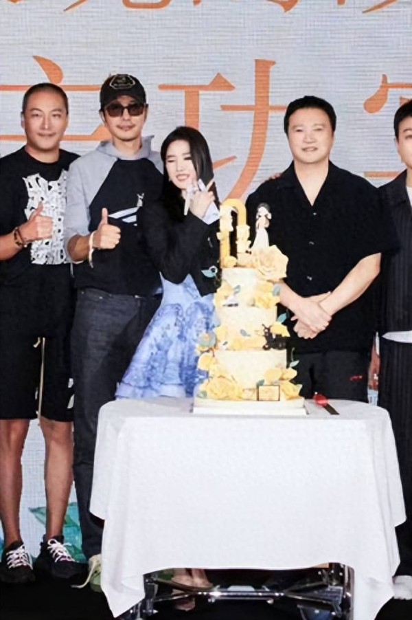 刘亦菲庆功宴比耶瞬间，网友纷纷感叹：努力真的有回报！