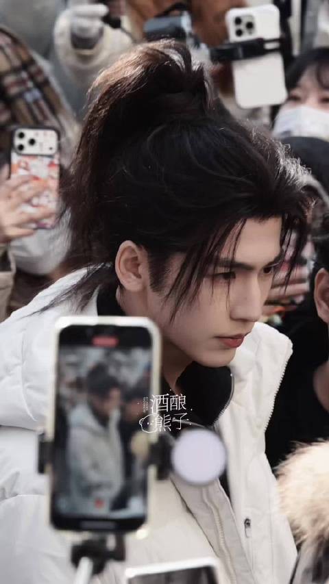 萧厉初见面!我不中了张凌赫这个高马尾妆造太帅了吧,好干净利落