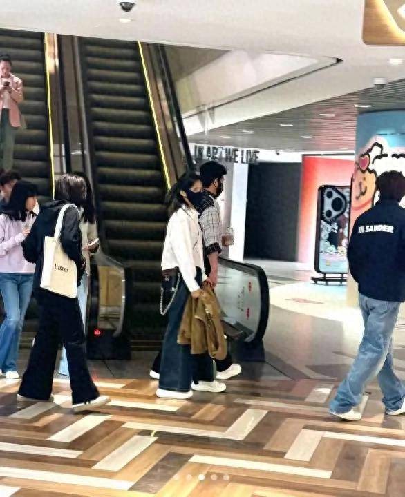 陆毅郭京飞携家人逛街，13岁儿子首次亮相，亲子互动超温馨！