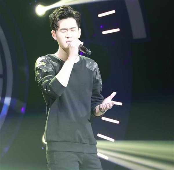 周興哲上《K歌大明星》遇見偶像陶喆超興奮。(中視提供)