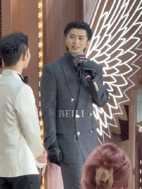 蔡徐坤上海送祝福,预告今年将推多部作品