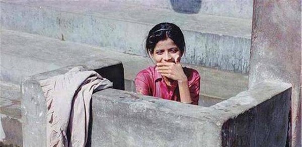 为何印度女性上厕所,大多不用纸?看看当地风俗,就能明白了