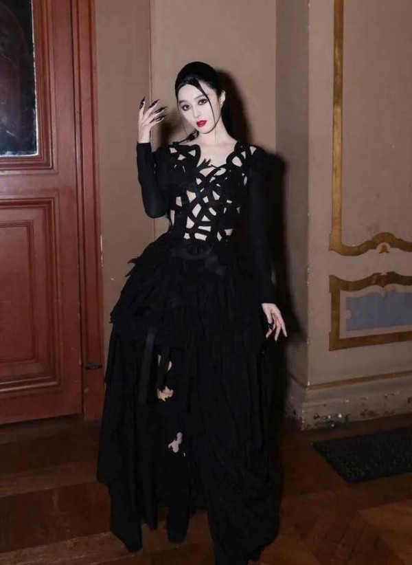 43岁范冰冰在巴黎上鼻环，穿镂空裙形象大变，这5年经历了什么？