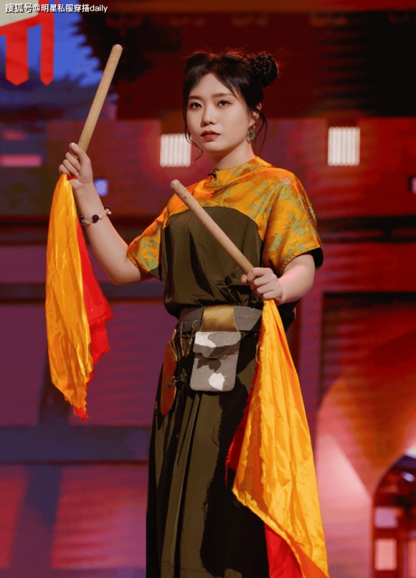 李雪琴瘦身成功惊艳了！穿新中式服饰上节目，网友赞比贾玲变化大