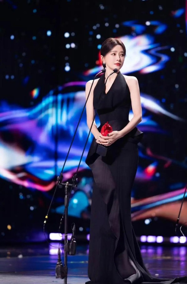 爱奇艺尖叫之夜红毯，秦岚、宋祖儿、田曦薇，谁的造型更胜一筹