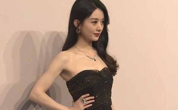 都说女明星瘦的像“鬼”，当赵丽颖与女主持同框，对比太惨烈了