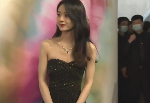 都说女明星瘦的像“鬼”，当赵丽颖与女主持同框，对比太惨烈了