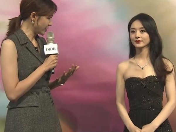 都说女明星瘦的像“鬼”，当赵丽颖与女主持同框，对比太惨烈了